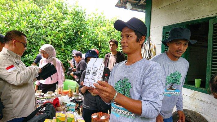 Warga Deda Ayah Kecamatan Ayah menunjukkan olahan tanaman mangrove berupa kopi mangrove yang ada di kedai kopi mangrove di Kawasan Hutan Mangrove Muara Kali Ijo Kebumen, Jumat (6/12/2024).
