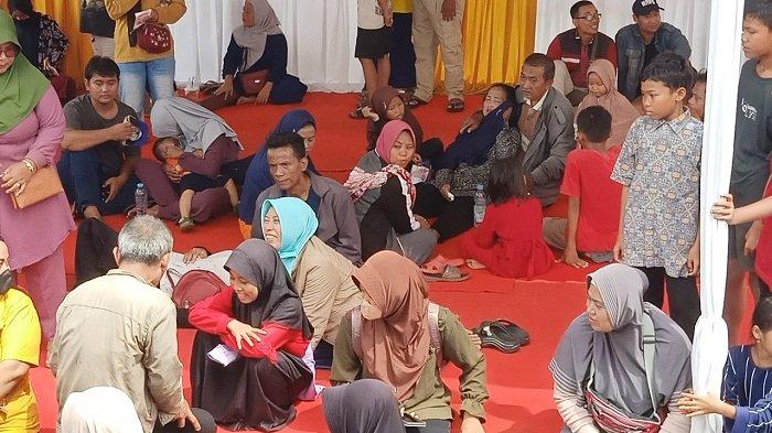 Puluhan warga terluka dan pingsan saat merebutkan durian istirahat di posko kesehatan dalam Festival Durian di Alun-alun Kajen, Kabupaten Pekalongan, Jawa Tengah, Minggu (14/1/2024).