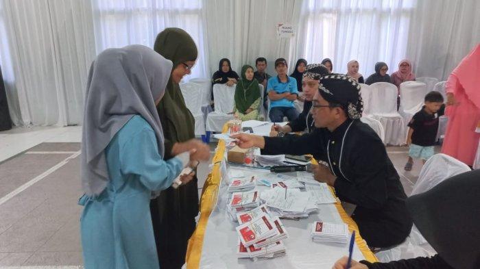 KPU Kabupaten Wonosobo gelar simulasi pemungutan dan penghitungan surat suara Pilkada Serentak Tahun 2024 di TPS 001 Balai Desa Pakuncen, Kecamatan Selomerto, Kabupaten Wonosobo, Sabtu (09/11/2024).