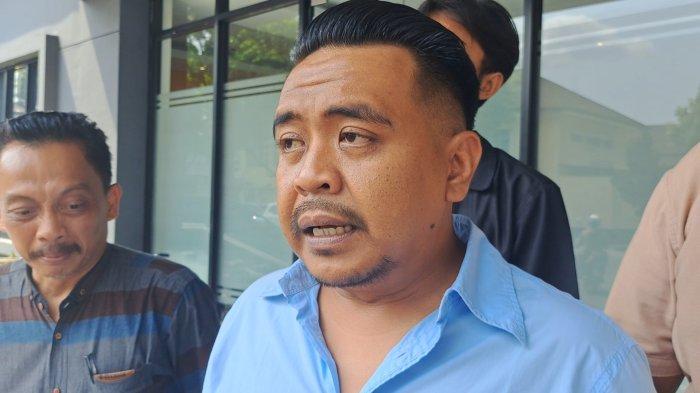 Tim kuasa hukum korban, Esa Caesar Farandi Angesti saat mendampingi korban AY (23) warga Purwokerto Utara yang mengalami berbagai tindak kekerasan seksual mulai dari fisik hingga verbal saat menunjukan surat laporan polisi, Senin (29/10/2024).