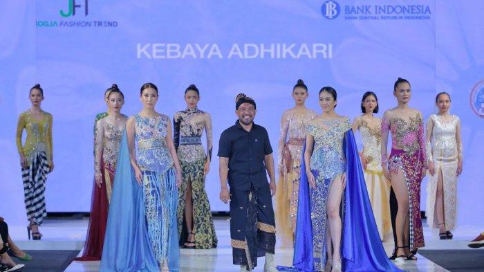 Kukuh Hariyawan, perancang busana atau desainer terkenal asal Wonosobo bersama para model yang mengenakan kebaya karya miliknya.