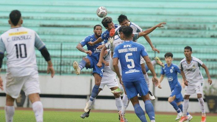 Pemain PSIS Semarang berebut bola dengan pemain PSIM Yogyakarta, dalam laga uji coba di Stadion Moch Soebroto Magelang, Jumat (26/11/2022) sore.