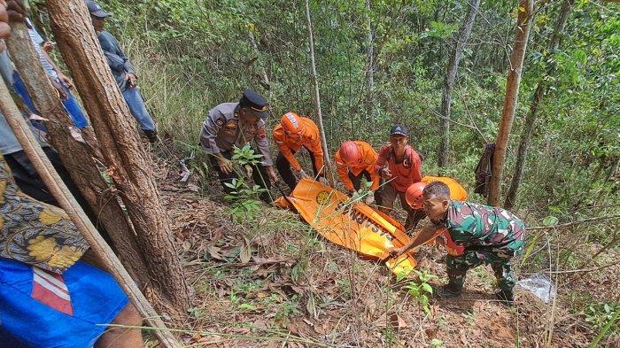 Tim SAR gabungan mengevakuasi jasad Purwanto (73) lansia asal Desa Rungkang, Kecamatan Gandrungmangu, Cilacap yang ditemukan meninggal dunia di areal hutan, Kamis (27/6/2024).