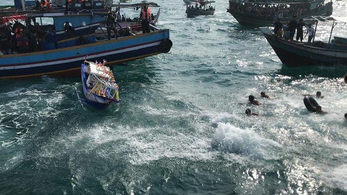 Kapal kecil berisi kepala kerbau dilarung dalam cara Lomban 2024 yang digelar nelayan bersama Pemkab Jepara, Rabu (17/4/2024). Sesaji tersebut kemudian diperebutkan nelayan yang telah menunggu berenang di laut. Acara ini merupakan bagian dari sedekah bumi sebagai ucapan syukur nelayan atas hasil laut setahun terakhir.