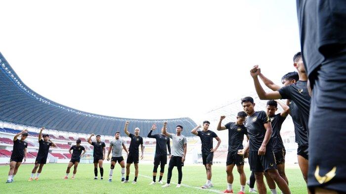 Para pemain PSIS Semarang mengikuti latihan di Stadion Jatidiri Semarang sebelum bertolak ke Surakarta, Kamis (9/12/2021).