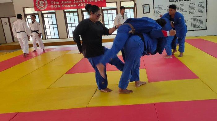Tim judo Jateng saat berlatih di Gedung Golkar, Jalan Kyai Saleh, Kota Semarang, Kamis (16/5/2024).