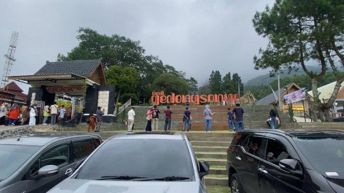 Suasana objek wisata Candi Gedongsongo di Kecamatan Bandungan, Kabupaten Semarang, Senin (30/12/2024). Sejumlah area tampak ramai pengunjung.