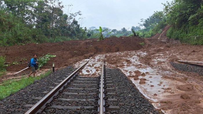 Longsor menutup jalur rel kereta api di petak Stasiun Karanggandul Karanglewas-Karangsari Cilongok, Kabupaten Banyumas, di KM 340+100, Senin (4/12/2023) dini hari. Akibat longsor ini, perlintasankereta api tidak bisa dilalui. Perjalanan kereta dialihkan ke lintas utara.