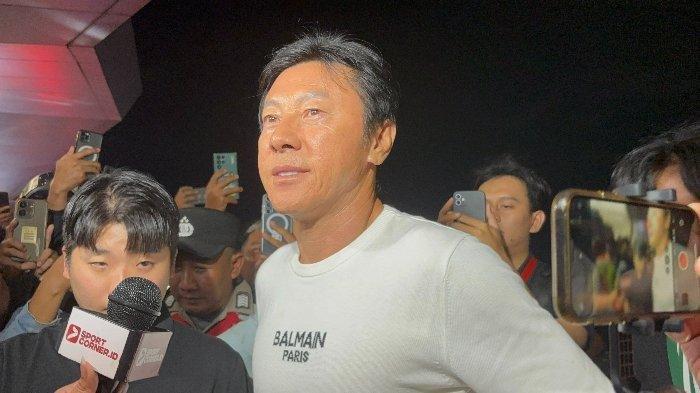 Mantan Pelatih Timnas Indonesia, Shin Tae-yong, memberi keterangan kepada wartawan jelang kepulangannya ke Korea Selatan, di Bandara Soekarno-Hatta, Tangerang, Banten, Minggu (26/1/2025) malam. 