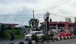 Tangkapan layar video mobil Honda Mobilio putih melawan arus kendaraan saat dikejar mobil polisi Patroli Jalan Raya (PJR) di Jalan Pantura Kota Tegal, Jawa Tengah, Senin (8/1/2024).