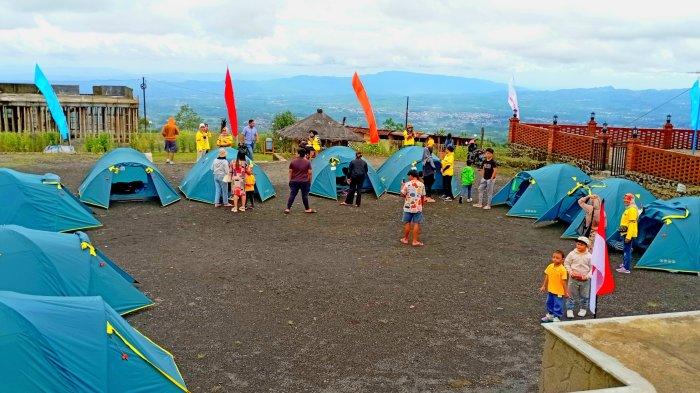 Suasana keseruan pengunjung saat camping di The Moby Park Wonosobo. The Moby Park adalah taman wisata yang bisa sekaligus menyediakan Glamour Camping (Glamping) yang saat ini sedang ngetren. Dari arah depan akan terlihat city view atau pemandangan kota Wonosobo. Sementara dari belakang tampak alam Gunung Kembang, Gunung Cilik, Gunung Sindoro, hingga Gunung Sumbing yang menjulang tinggi.