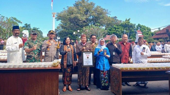 Muri menyerahkan piagam pemecahan rekor 'memasak pindang serani terbanyak dan dimakan bersama-sama' kepada Pemkab Jepara di kawasan Alun-alun Jepara, Jumat (26/4/2024). Pemecahan rekor ini ini dilakukan Pemkab Jepara dalam rangka HUT Ke-475 Pemkab Jepara.