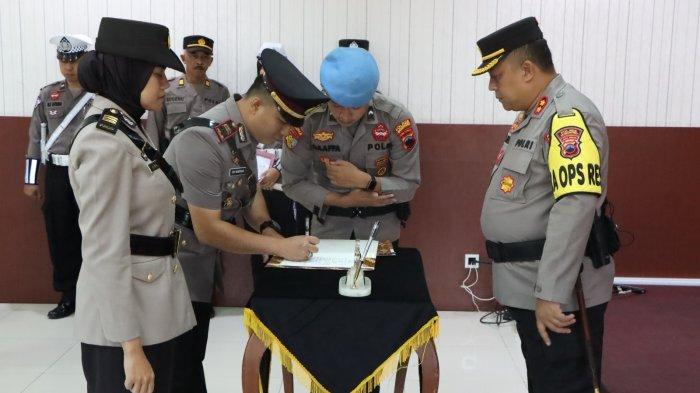 Upacara serah terima jabatan dan pelantikan dipimpin Kapolres Wonosobo, AKBP Eko Novan, di ruang rapat Polres Wonosobo, Jumat (20/10/2023). Sejumlah pejabat utama Polres Wonosobo mengalami mutasi dan rotasi.