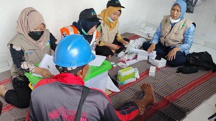 Nakes Dinkes Kudus memeriksa kesehatan korban banjir yang bertahan di permukiman di Dukuh Goleng, Desa Pasuruhan Lor, Kecamatan Jati, Selasa (19/3/2024).