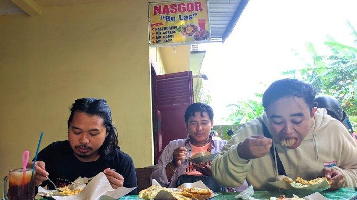 Tiga pembeli menikmati nasi goreng di Warung Nasgor Bu Las, Dukuh Gilis, Desa Sugiharjo, Kecamatan Pati, Kabupaten Pati, Selasa (4/2/2025) sore. 
