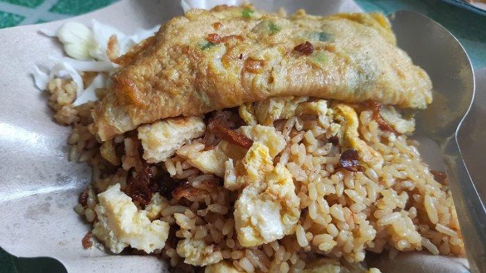 MURAH - Seporsi nasi goreng ekstra telur buatan Warung Nasgor Bu Las di Dukuh Gilis, Desa Sugiharjo, Kecamatan Pati, Kabupaten Pati, Selasa (4/2/2025). Di warung ini, nasi goreng menjadi menu favorit pembeli lantaran mengenyangkan dengan harga murah, Rp4.000 per porsi.