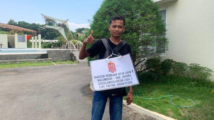 TUNAIKAN NAZAR - Muhammad Ardiansyah ditemui Jumat (28/2/2025), setelah menunaikan nazar berjalan kaki 33,3 kilometer dari Dukuh Ngeblak, Desa Karangnongko, Kecamatan Nalumsari, Kabupaten Jepara, Jawa Tengah, ke Stadion Gelora Bumi Kartini (GBK) Jepara. Aksi jalan kaki ini dilakukan untuk menunaikan nazar lantaran Persijap Jepara lolos Liga 1. 