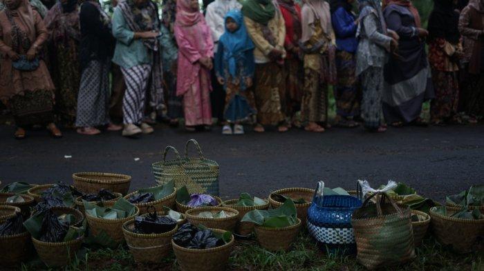 Warga Desa Silurah, Kecamatan Wonotunggal, Kabupaten Batang, Jawa Tengah, melaksanakan tradisi tahunan Nyadran Gunung Silurah, Jumat (29/11/2024).