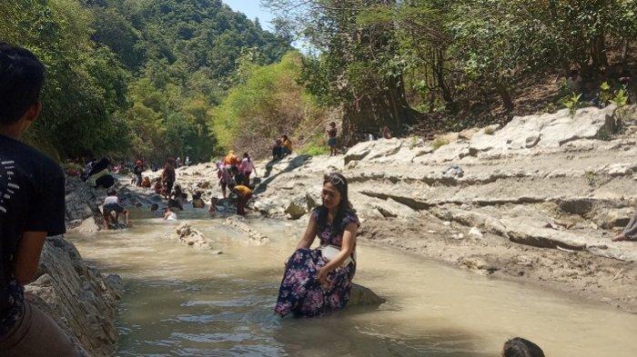 Pengunjung sedang bermain air di objek wisata Watu Lempit di Girikusumo Desa Banyumeneng, Kecamatan Mranggen, Kabupaten Demak, Minggu (19/9/2021). 