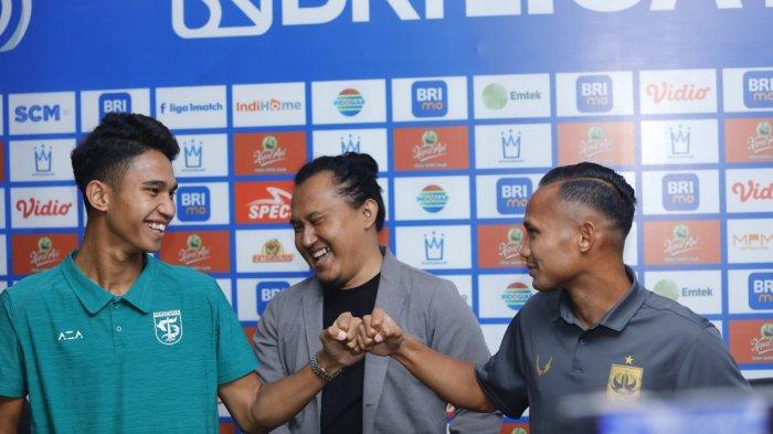 Marselino Ferdinan (kiri) saat masih berseragam Persebaya bersama sang kakak, Oktafianus Fernando.