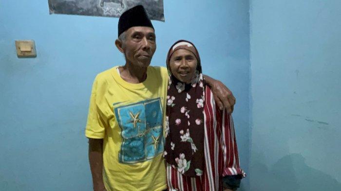 RIBUT URIPAH KEMBALI - Tamat sang kakak foto bersama merangkul Ribut Uripah yang sempat hilang di Malaysia dan akhirnya bisa kembali di Indonesia, Jumat (21/3/2025). Kedatangan Ribut Uripah, Tenaga Kerja Wanita (TKW)  yang sempat viral hilang di Malaysia disambut tangis haru keluarga. 