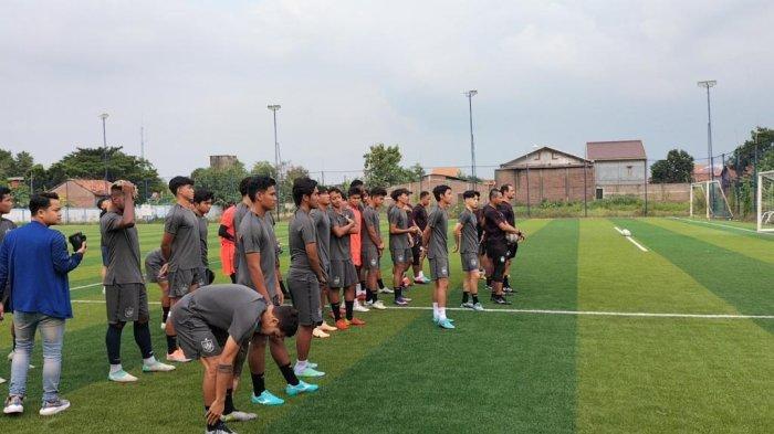 Suasana suporter PSIS Semarang, Panser Biru memberikan dukungan langsung ke tim PSIS yang menjalani latihan di Lapangan Wisesa Mranggen Demak, Rabu (27/3/2024). Ini merupakan latihan terakhir Mahesa Jenar sebelum berangkat melakoni laga tandang melawan Barito Putera.