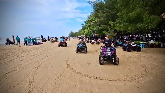 Wisatawan menikmati keindahan dan wahana di Pantai Karangjahe, Kabupaten Rembang, Jawa Tengah, saat Libur Natal dan Tahun Baru (Nataru).
