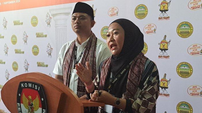 Pasangan calon kepala daerah di Pilkada Purbalingga, Tiwi - Hendra saat konferensi pers pemeriksaan kesehatan di RSUD Margono Soekarjo, Purwokerto, Sabtu (31/8/2024).