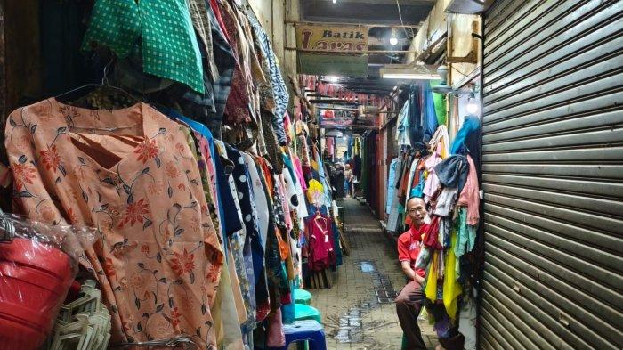 Pedagang pakaian Pasar Wage Purwokerto, Kabupaten Banyumas, menunggu pembeli, Rabu (4/6/2025). Pedagang pakaian di Pasar Wage Purwokerto mengeluhkan sepinya pembeli karena kalah saing dengan perdagangan online.
