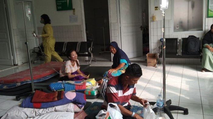 Sejumlah pasien menjalani perawatan medis di Puskesmas Cimanggu 1. Mereka dirawat usai mengalami gejala-gejala keracunan seusai mengonsumsi nasi kotak dari acara tasyakuran pernikahan kerabatnya, Jumat (13/10/2023).