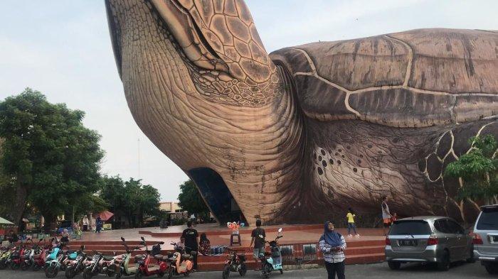 Suasana depan Kura-Kura Ocean Park Pantai Kartini.