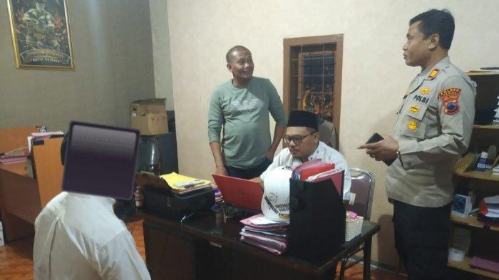 Pelaku pencurian sepeda motor ditangkap dan diinterogasi di Polsek Kramat. Pencurian sepeda motor atau curanmor terjadi di tempat parkir halaman Kantor LPK Ji Tu Ji, Desa Dampyak, Kecamatan Kramat, Kabupaten Tegal, pada Jumat (5/7/2024).