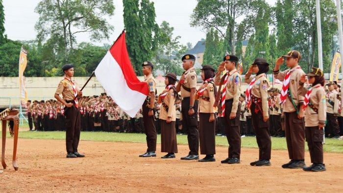 Sebanyak 16.901 anggota Gerakan Pramuka Kwartir Cabang (Kwarcab) Banyumas dilantik dan dikukuhkan menjadi Pramuka Garuda oleh Ketua Majelis Pembimbing Cabang (Mabicab) Banyumas, Iwanuddin Iskandar, Senin (29/10/2024) di GOR Satria Purwokerto.