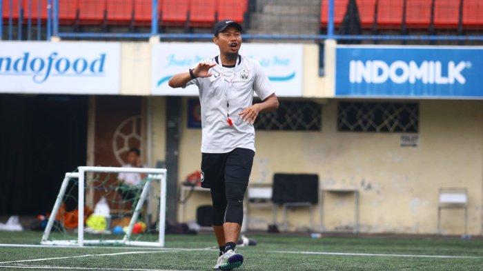 Caretaker pelatih PSIS Semarang, M Ridwan ketika memimpin latihan tim di Stadion Citarum Semarang, Rabu (18/1/2023).