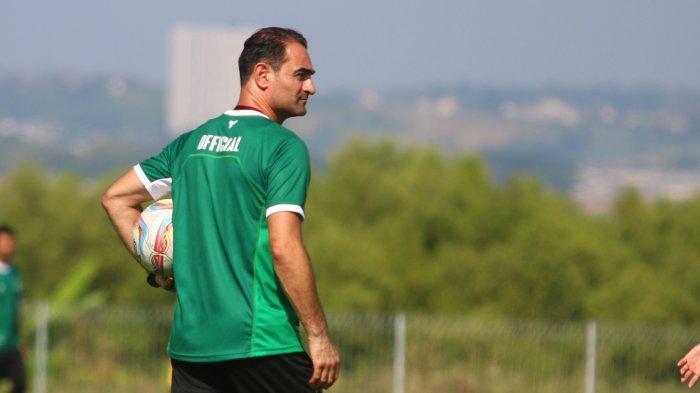 Pelatih PSIS Semarang, Gilbert Agius memantau para pemainnya dalam latihan di Lapangan Kick Off kawasan POJ City Kota Semarang, Selasa (25/6/2024).