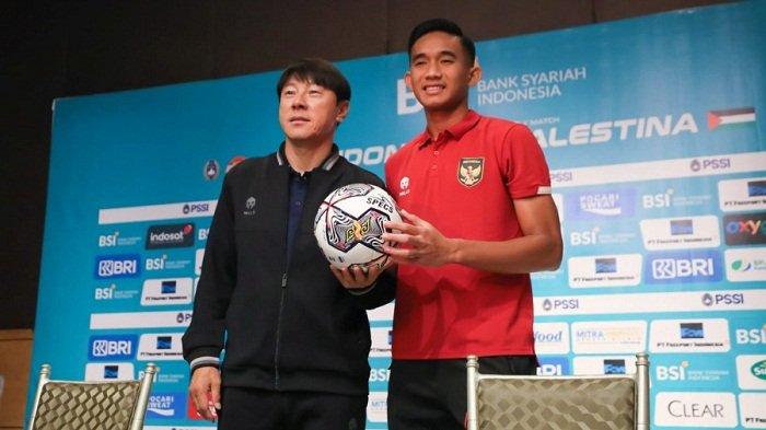 Pelatih Timnas Indonesia Shin Tae-yong dan Kapten Timnas Indonesia Rizky Ridho dalam sesi jumpa pers sebelum laga FIFA Matchday Indonesia vs Palestina. Pertandingan Indonesia vs Palestina akan digelar di Stadion Gelora Bung Tomo, Surabaya, Jawa Timur, Rabu (14/6/2023) malam.