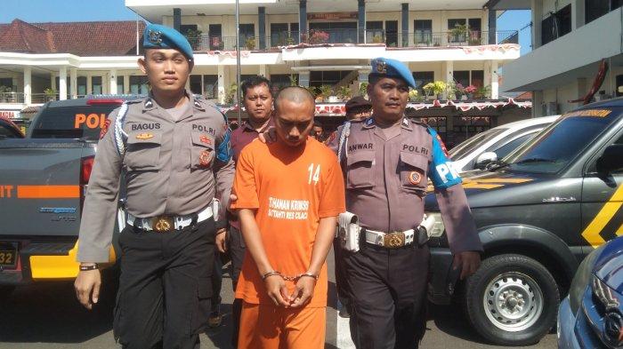Tersangka Edo Saputra Warlianto (21), guru pencak silat di Cilacap yang tega melakukan pelecehan seksual kepada muridnya yang masih di bawah umur, Kamis (7/9/2023).
