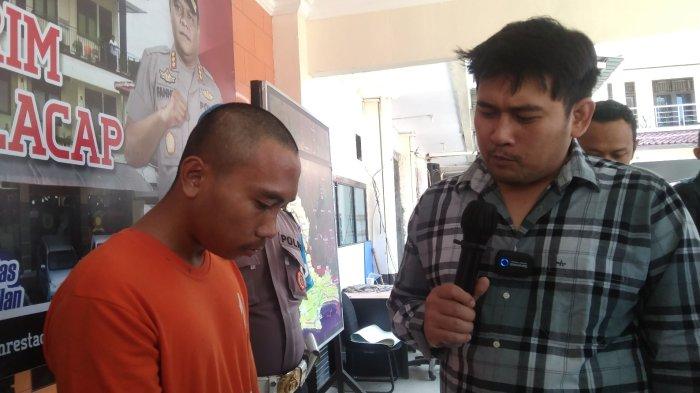Tersangka Edo Saputra Warlianto (21) seorang guru pencak silat di Cilacap yang tega melakukan pelecehan seksual kepada dua muridnya yang masih di bawah umur, Kamis (7/9/2023).