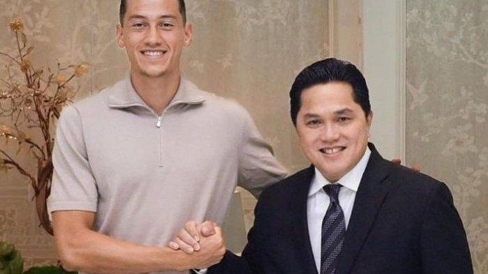 Jay Idzes dan Ketua Umum PSSI Erick Thohir. Idzes yang merupakan pemain klub Liga Italia Serie B Venezia itu kini tengah menjalani proses administrasi menjadi warga negara Indonesia (WNI). Idzes akan memperkuat timnas Indonesia lewat jalur naturalisasi.