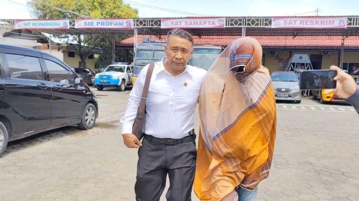 Terduga pelaku pembacokan berinisial AMP (pakai sarung) terhadap S (18) saat berlangsungnya tawuran dihadirkan di Polres Kendal untuk menjalani pemeriksaan, Senin (20/1/2025).