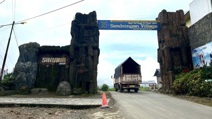 Pintu masuk desa tertinggi di Jawa Tengah, Desa Sembungan Wonosobo, Jawa Tengah, Rabu (14/2/2024).