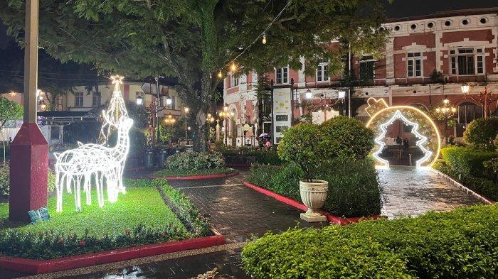 Penambahan lampu di Taman Srigunting jelang perayaan Natal dan Tahun Baru.