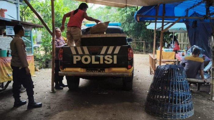 GREBEK SABUNG AYAM - Jajaran Polsek Binangun saat membubarkan arena sabung ayam di Desa Desa Jepara Wetan, Kecamatan Binangun, Kabupaten Cilacap, Sabtu (22/2/2025). Sabung ayam milik Warsono dibubarkan polisi karena meresahkan warga sekitar. Ist/Polresta Cilacap