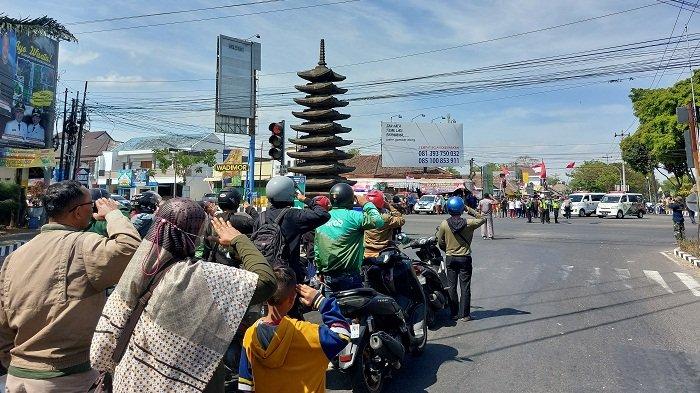 Para pengguna jalan memberikan penghormatan kepada bendera merah putih bertepatan dengan detik-detik Proklamasi di Simpang Empat Papahan, Kabupaten Karanganyar, Kamis (17/8/2023) pagi.