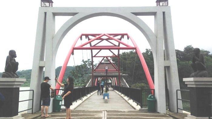 Pengunjung menikmati kawasan Goa Kreo, beberapa waktu lalu.