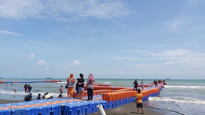 Pengunjung menikmati Pantai Alam Indah (PAI) Kota Tegal, Kamis (3/3/2022).