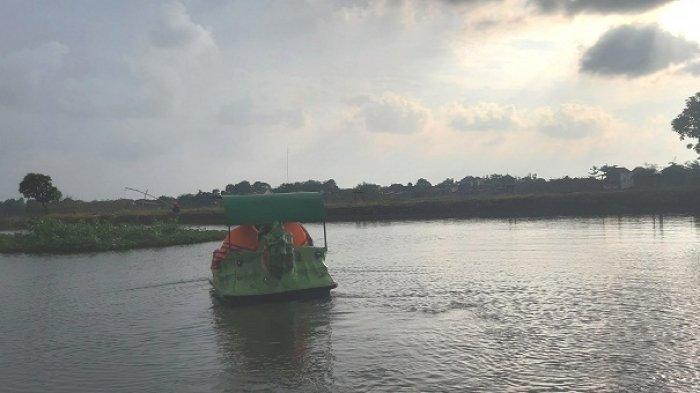 Pengunjung menikmati perahu kayung di Wisata Mbalong Sangkal Putung di Desa Kesambi, Kecamatan Mejobo, Kabupaten Kudus.