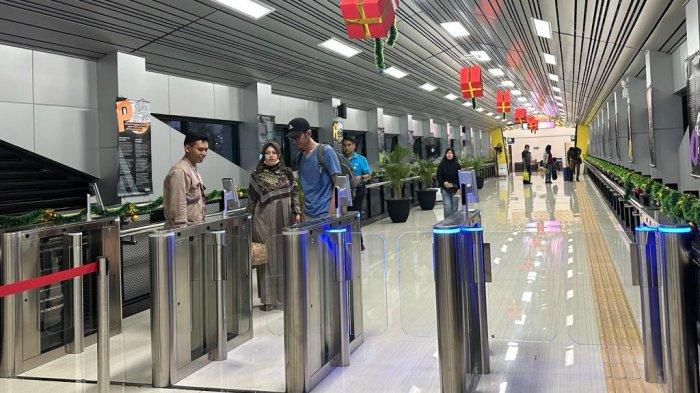 Sejumlah penumpang kereta api melakukan pemeriksaan boarding di Stasiun Purwokerto, Minggu (31/12/2023).