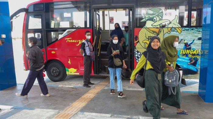 Penumpang Trans Jateng jurusan Purworejo-Magelang turun di Kutoarjo, Purworejo, Jawa Tengah, baru-baru ini.