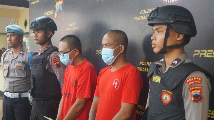 Satresnarkoba Polres Purbalingga menghadirkan 2 penyalahguna narkotika jenis sabu, yaitu TKT (34) dan PT (48) dalam konferensi pers di Mapolres Purbalingga, Kamis (12/10/2023).